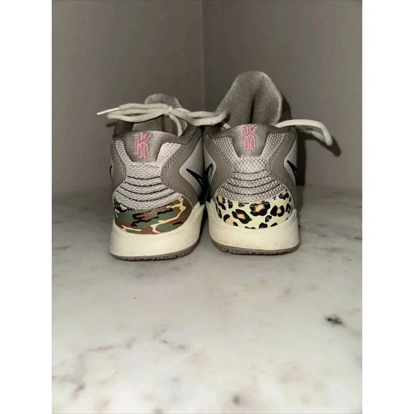 Nike Kyrie Infinity Leopard Camo Girls/boys Size 5Y CZ0204-006 - Picture 4 of 7